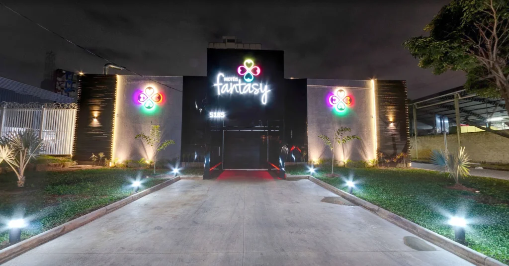Fachada Noturna Motéis Fantasy